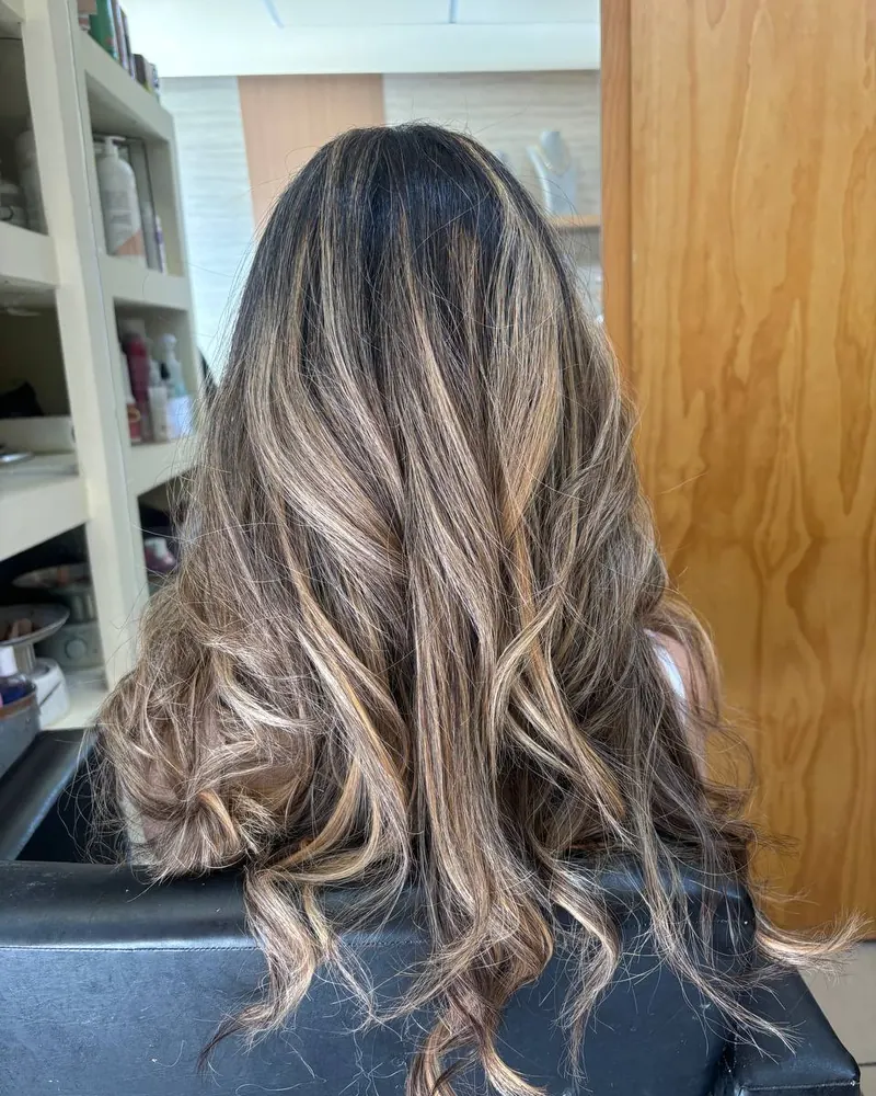 Balayage castaño con ondas, retoque de tinte en Providencia