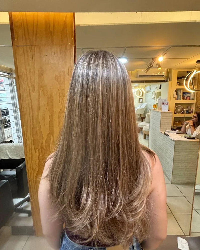 Rubio arena con capas largas, balayage de cabello en Providencia