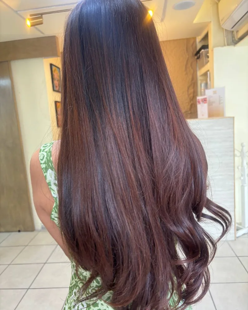 Tinte caoba parejo con brillo en cabello largo, salón en Providencia