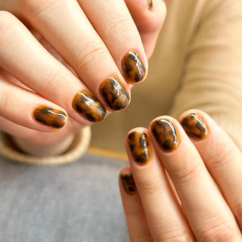 Uñas acrílicas con efecto carey pintado a mano, salón de uñas en Guadalajara
