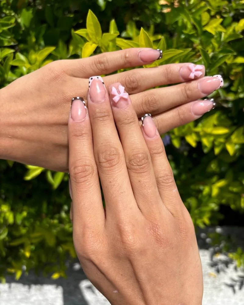 Manicure francesa rosa, negra y blanca con moños 3D, diseño de uñas en Providencia, Guadalajara