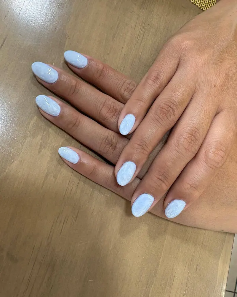 Uñas gelish blanco en forma almendra, salón de uñas en Guadalajara