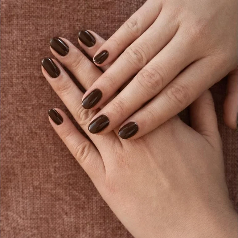 Manicure gelish en tono chocolate, salón de belleza en Providencia, Guadalajara