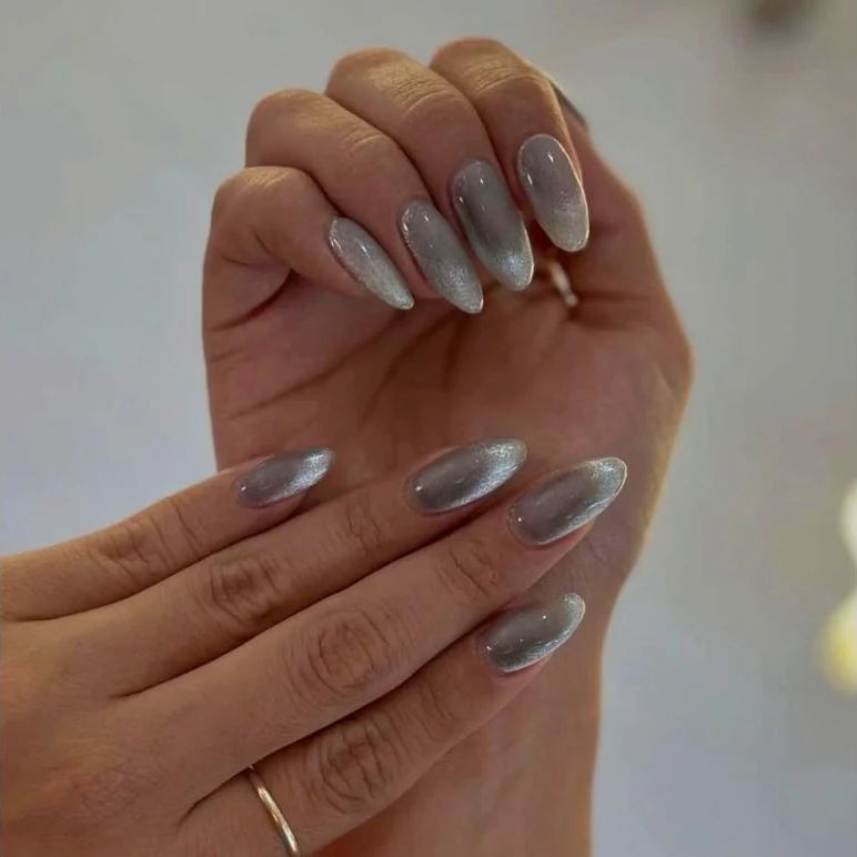 Uñas gelish gris perla con efecto cat eye, salón de uñas en Guadalajara