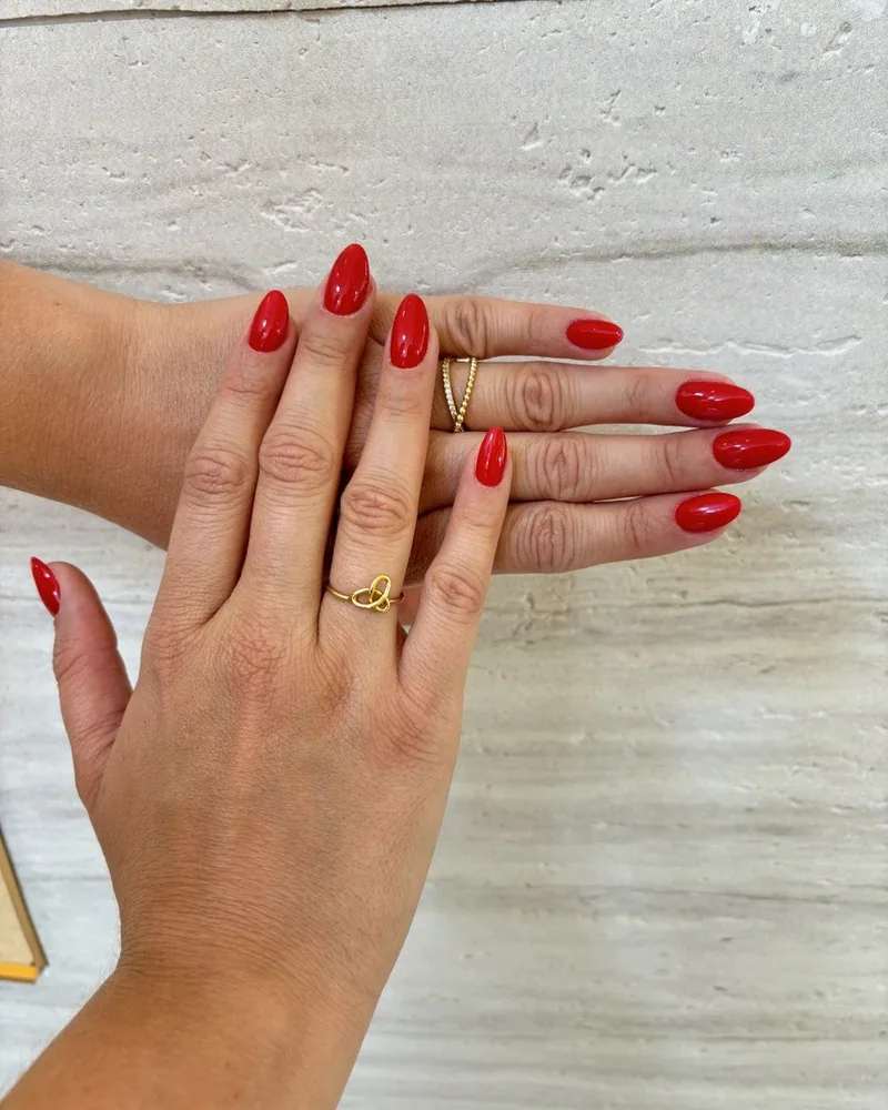Uñas gelish en rojo con forma almendra, salón de uñas en Guadalajara
