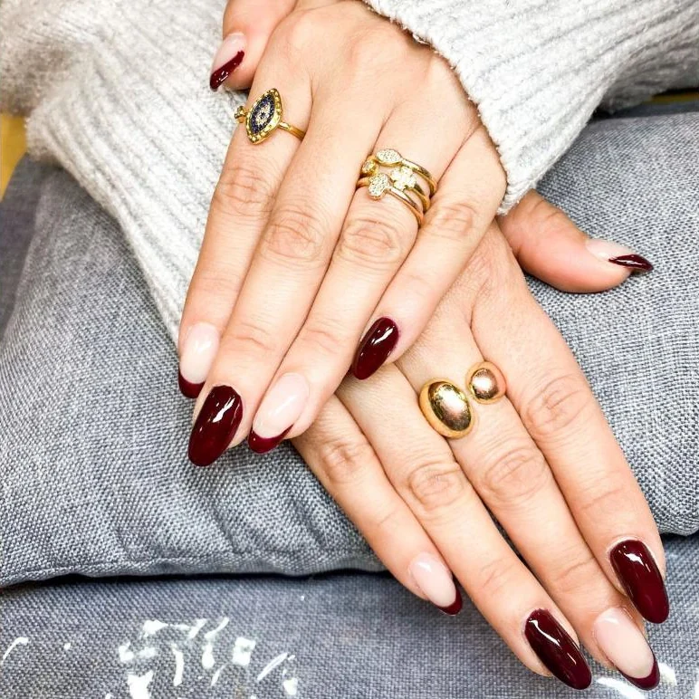 Unas gelish vino en forma almendra con anillos dorados, salon de unas Providencia Guadalajara