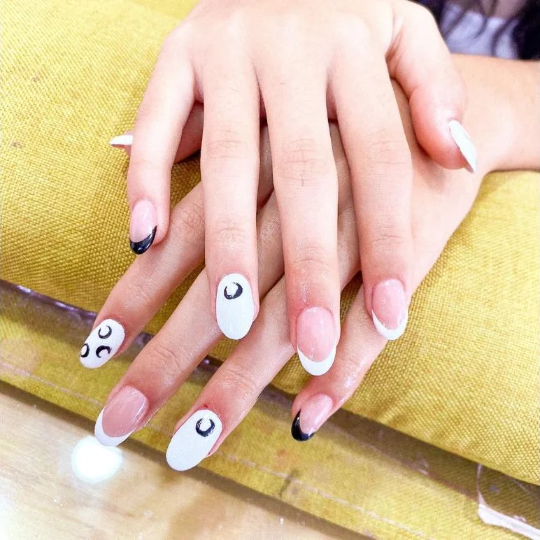 Nail art blanco con lunas sobre manicure francesa, Holy Chic Guadalajara