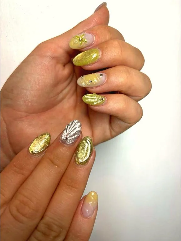 Uñas con nail art dorado y glitter, salón de uñas en Guadalajara